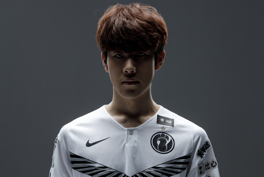 谁说这把枪老了！ Flandre 的Rambo用猛烈的火焰烧毁了 Anyone's Legend ，并派出玲珑塔击败了 Oh My God 并晋级